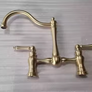 Robinet de <span class=keywords><strong>cuisine</strong></span> français <span class=keywords><strong>vintage</strong></span> à deux trous en acier inoxydable doré brossé Robinet chaud et froid avec pistolet pulvérisateur Robinet multifonction - Product Image 5