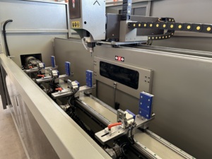 Machine de perçage et de fraisage CNC haute performance pour profilés en aluminium, destinée aux portes en aluminium et à la transformation - Product Image 1
