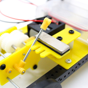 Kit de ensamblaje de coche con cambio de marchas para niños, juguete educativo de ciencia, experimento de física, bricolaje, STEM, control manual de plástico, funciona con pilas - Product Image 3