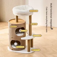 Arbre à chat multi-niveaux moderne avec des niches confortables pour chats
