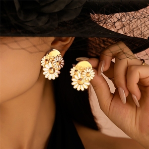 ต่างหูแบบติดหูรูปดอกเบญจมาศสไตล์อินเทรนด์ ทอง 18K ไทเทเนียมสตีลเคลือบเงา ต่างหูเดซี่เล็กๆ สวยหรู โรงงานขายส่ง - Product Image 3