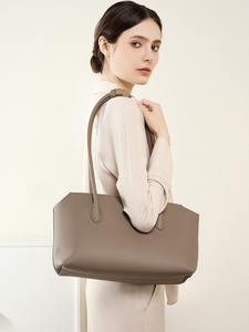 Vente en gros 2025 été nouveau style tendance polyvalent paresseux style français léger <span class=keywords><strong>luxe</strong></span> haut <span class=keywords><strong>de</strong></span> gamme robuste creux en cuir sac à main - Product Image 6