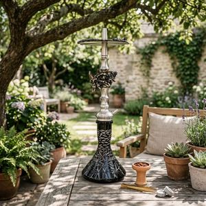 Cachimba de Vidrio Negro Moderna con Base Metálica, Pipa de Agua Decorativa para Uso en Exteriores, Patio y Jardín - Product Image 3