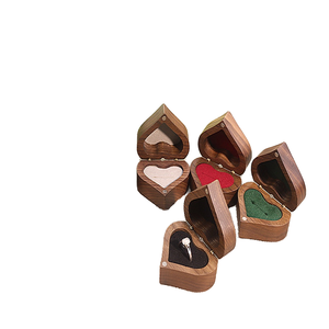 Boîte à bijoux en bois massif de style vintage en forme de cœur, nouveau matériau en noyer avec couleur noire pour l'emballage d'une bague de fiançailles, boîte à bijoux - Product Image 2