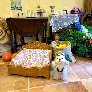 Cama Pequeña para Mascotas de Madera Tallada de Estilo Antiguo y Exquisito para Perros y Gatos - Product Image 1