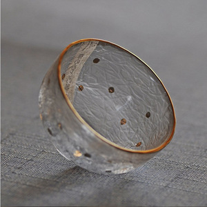 Mini taza de té de cristal grueso, estilo Zen japonés, pequeño accesorio de cristal para juego de té con puntos dorados, forma cilíndrica, sin tapa - Product Image 2