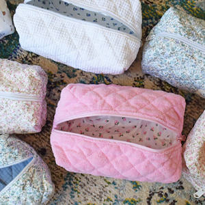 <span class=keywords><strong>กระเป๋า</strong></span>เครื่องสำอาง<span class=keywords><strong>ปัก</strong></span><span class=keywords><strong>ลาย</strong></span><span class=keywords><strong>ดอกไม้</strong></span>สีชมพูน่ารักแบบสั่งทำพิเศษ <span class=keywords><strong>กระเป๋า</strong></span>ใส่เครื่องสำอางแบบ Coquette พร้อมผ้าเช็ดตัวและซับในลายตาราง - Product Image 4