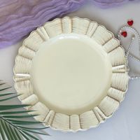 Vente en gros d'assiettes de présentation en plastique multicolore pour mariage assiettes de présentation assiettes de présentation en acrylique 13 pouces pour la fête