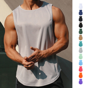 เสื้อกล้ามออกกำลังกายผู้ชายสีดำระบายอากาศได้ดี พิมพ์โลโก้ได้ตามต้องการ ไซส์ใหญ่ ผ้าสแปนเด็กซ์ผสมคอตตอน แห้งเร็ว เหมาะสำหรับเล่นกีฬาและฟิตเนส - Product Image 1