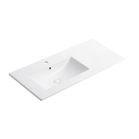 Ensemble sanitaire rectangulaire moderne avec lavabo en céramique élégant et design de comptoir pour salles de bain d'hôtel, facile à nettoyer