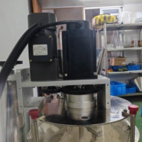 Petite machine de remplissage verticale de poudre sèche distributeur de tarière de bureau pour le verre de sac d'engrenage de vis de spirale de talc de protéine de curcuma