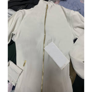 Conjunto de Ropa Deportiva para Mujer al por Mayor con Chaqueta Dorada, Sudadera, Pantalones Cortos de Fitness, Sujetadores Deportivos y Leggings de Yoga con Logo Personalizado - Product Image 4