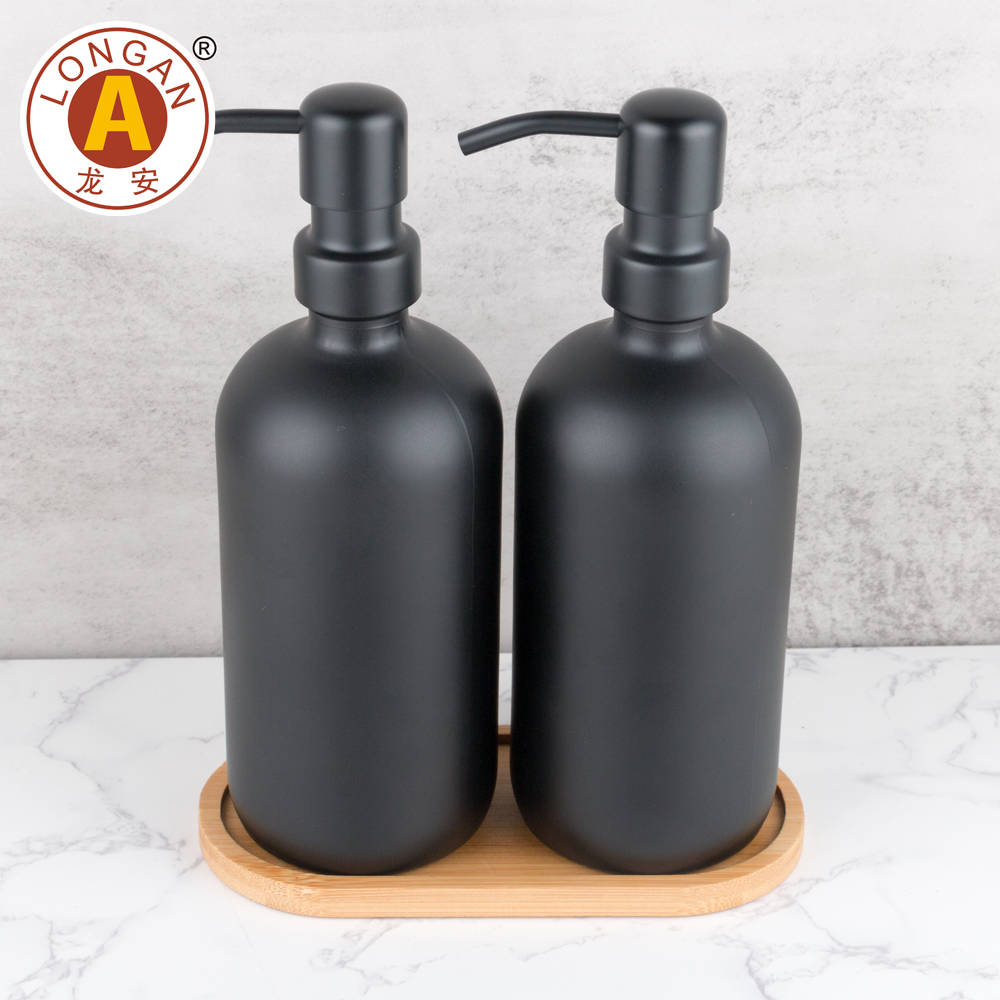 2 bouteilles noires avec plateau en bois