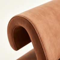 Fauteuil d'appoint moderne en tissu marron camel, fauteuil de salon électrique sculptural incurvé pour salon et salle de bain