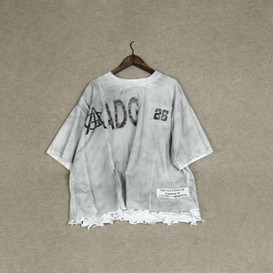 T-shirt da uomo bianca in cotone lavato effetto vintage, con stampa DTG, effetto sbiadito dal sole e strappi distressed - Product Image 1