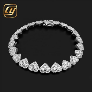 สร้อยข้อมือฮิปฮอปแบบ Cuban Link เงินแท้ 925 ประดับเพชรโมอิสซาไนต์ VVS ขนาด 8 มม. แบบ Iced Out - Product Image 1