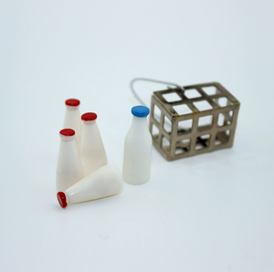 Casa de muñecas Mini miniatura Mini cesta de leche Una cesta con 5 botellas de leche constituye un conjunto - Product Image 5