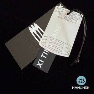 Étiquettes suspendues en papier personnalisées de qualité supérieure, étiquettes épaisses noires pour vêtements avec logo et cordon - Product Image 1