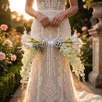 Bouquet de mariée de luxe fait main Hotop blanc avec lys artificiels, poignée perlée et nœud en perles en forme de cœur pour la mariée