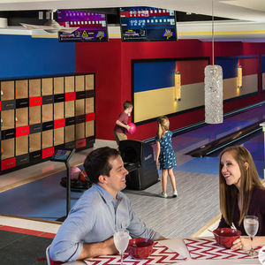 Équipement <span class=keywords><strong>de</strong></span> jeu <span class=keywords><strong>de</strong></span> <span class=keywords><strong>bowling</strong></span> pour aire <span class=keywords><strong>de</strong></span> <span class=keywords><strong>jeux</strong></span> intérieure à 4 pistes pour enfants et adultes avec machine <span class=keywords><strong>de</strong></span> divertissement pour usage domestique - Product Image 2