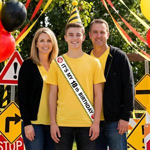 Décorations d'<span class=keywords><strong>anniversaire</strong></span> 18 ans pour garçons, noir et jaune, avec écharpe en satin « C'est mon 18e <span class=keywords><strong>anniversaire</strong></span> » et épingle de sûreté, ajustement réglable - Product Image 3
