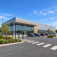 Bâtiment commercial moderne en structure métallique, atelier métallique durable et résistant aux intempéries pour entreprises