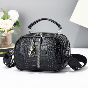 Sac bandoulière souple à motif crocodile An Ru Shi, petit sac à bandoulière pour usage quotidien, couleur marron avec breloque ours - Product Image 4