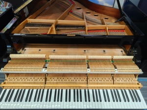 Piano à queue GS30 importé et régulé par des experts, incontournable pour la scène professionnelle, fabriqué au Japon, d'occasion - Product Image 4