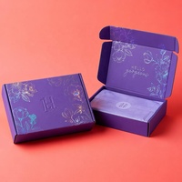 Caja de Envío de Cartón Corrugado con Logotipo Personalizado de Lujo, Color Morado Holográfico Iridiscente, con Diseño Floral en Relieve, Esponja Reciclada