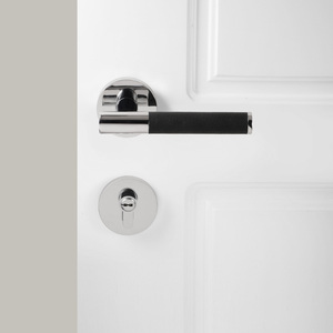 Poignée de porte moderne en cuir sur mesure, levier en laiton massif chromé avec poignée en cuir shagreen à motif lychee pour hôtel et villa - Product Image 5