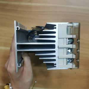 Régulateur de puissance numérique Régulateur de puissance triphasé dissipateur de chaleur amélioré Module à semi-conducteurs LCR-100 de maintien de tension de surtension élevée - Product Image 2