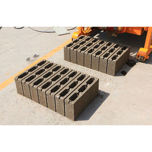 Machine à briques manuelle compacte QTF40-3A, version export, personnalisable, pour la fabrication de briques en béton mobiles. - Product Image 2