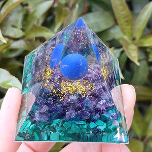 Pyramide en résine époxy avec cristal, ornement de bureau artisanal avec sphère de lapis-lazuli, améthyste, malachite, décoration d'intérieur - Product Image 4