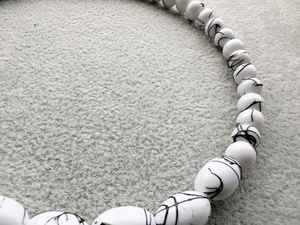 Collier en résine artisanal avec pendentif artistique élégant, bijoux légers et élégants conçus pour un usage quotidien et des occasions spéciales - Product Image 3