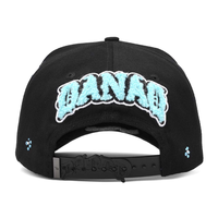 Gorra de béisbol snapback de algodón común de 6 paneles, estilo twill desgastado, con patrón de letras bordadas y logotipo de toalla con pedrería.