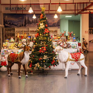 Décoration de village de Noël éclairée par LED rotative - Ornement de table en résine peint à la main pour la maison et les fêtes - Product Image 6