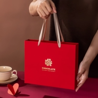 Sac cadeau rigide personnalisé biodégradable et écologique, rouge, avec lamination douce au toucher, poignée en ruban, emballage pour boîtes de chocolat