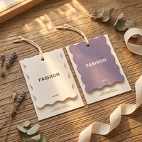 Étiquettes rectangulaires pour vêtements en papier kraft clair de haute qualité, impression couleur intégrale ; Étiquettes de style mode personnalisables
