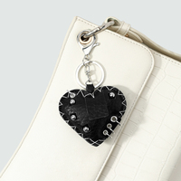 Breloque de sac en cuir PU style rétro punk cœur avec rivets métalliques, surpiqûres contrastées et fermoir mousqueton, pendentif de sac à main et porte-clés