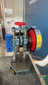 0,5 <span class=keywords><strong>1</strong></span> <span class=keywords><strong>1</strong></span>,5 <span class=keywords><strong>2</strong></span> 3 4 <span class=keywords><strong>Ton</strong></span> Punzonadora eléctrica de escritorio Pequeña máquina punzonadora para la venta - Product Image 2