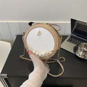 Elegante bandolera redonda con perla y diseño de dos tonos - Product Image 6