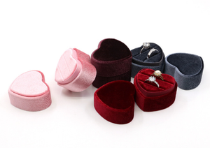 Boîte à bague personnalisée en forme de cœur vintage - Matériau en velours rose, emballage cadeau haut de gamme pour bijoux de mariage et de fiançailles - Product Image 3
