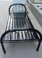 Lit simple en acier au design épuré, cadre en tube métallique pour petits espaces