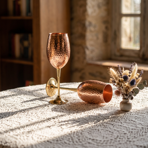 Verres à vin en cuivre martelé poli, design vintage, incassables, ensemble de 2 verres à pied en métal pour la décoration intérieure - Product Image 1