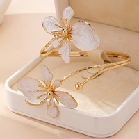 Brazalete Abierto de Flor Unisex de Moda, Chapado en Oro, de Aleación de Cobre con Certificación CE - Regalo