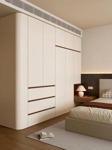Ensemble de placard de chambre à coucher intégré moderne - Étagères latérales éclairées par LED et coiffeuse avec armoires à bords incurvés - Product Image 3