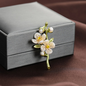Elegant Flower Pearl Brooch Zinc Alloy Women's <b>Wedding</b> <b>Accessory</b> - Product Image 1