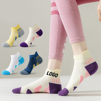 Vente en gros de chaussettes de sport en nylon respirant pour femmes et hommes Coussin de cheville Logo personnalisé sur la manchette et le bas Chaussettes de course