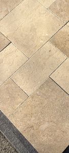 Carreaux de sol en pierre calcaire à motif français, pierre calcaire vieillie, polie, chisellée, carrelage en marbre vieilli - Product Image 3