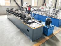 Machine de formage à rouleaux pour portes à enroulement en tôle d'acier à haute efficacité pour montants et rails métalliques